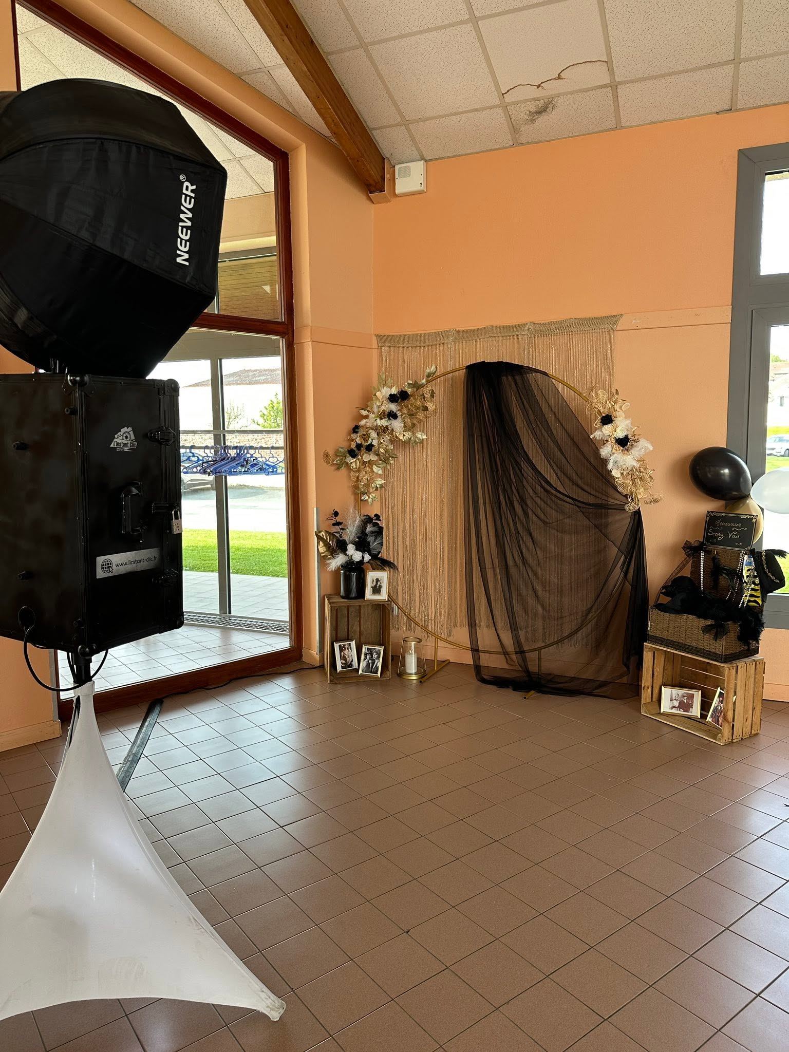 Borne à selfie avec décor élégant pour une soirée privée